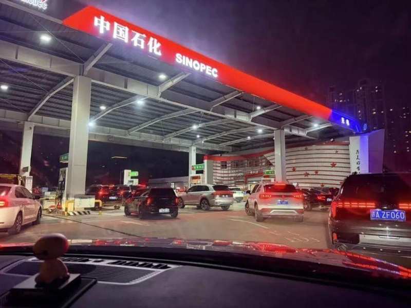  油价接连攀升，燃油车主心生感慨；电车优势显现，却也藏着隐忧。 汽车科技