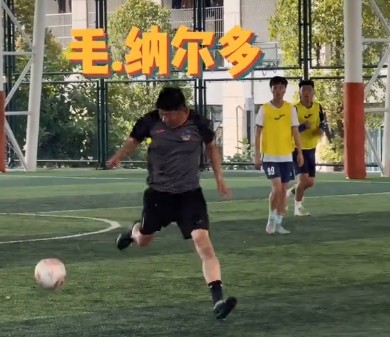  定南赣联教练组活力满满，毛彪获封毛纳尔多；一线队主帅球技依旧犀利。 体育新闻