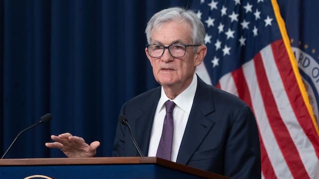  宏观博弈：美联储货币政策的“双向挤压”与通胀锚定逻辑 股票财经