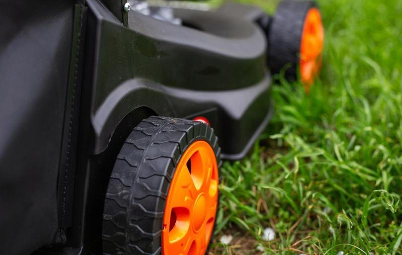  【硬核拆解】电车轮胎为何成为「续航杀手」：三个物理定律正在掏空你的钱包 汽车科技